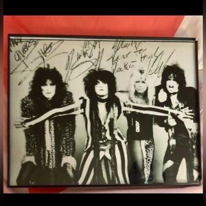 MOTLEY CRUE 8X10 SIGNED FRAMED PHOTO